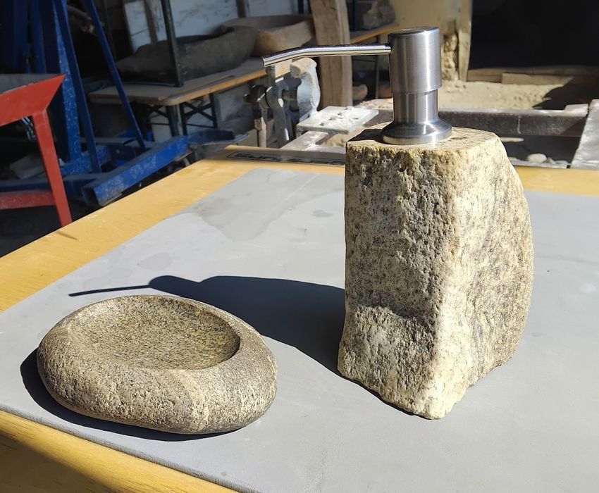 Аксесоари за баня от естествен камък