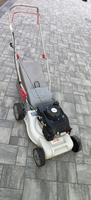 Vând mașina de tuns iarba