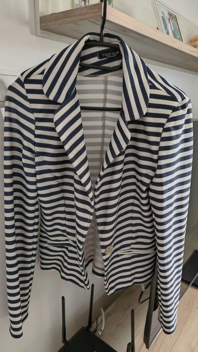 Vând sacou in dungi