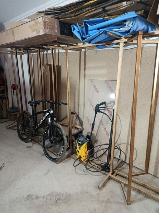 Алтын сұр түсті.