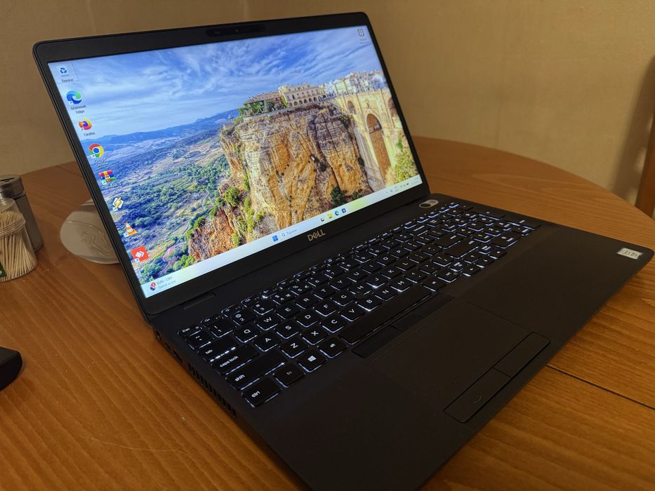 Dell Precision 3541 Intel Xeon e2276m/16 GB RAM/SSD 256/1 TB HDD