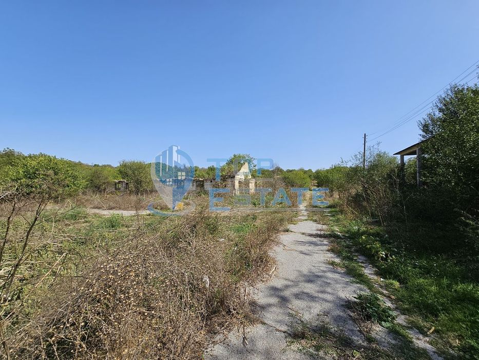 Продава се Промишлена сграда в с. Садина, Област Търговище - 4137 кв.м за 25 €/кв.м - Снимка #9