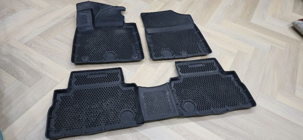 Продам резиновые автоковрики