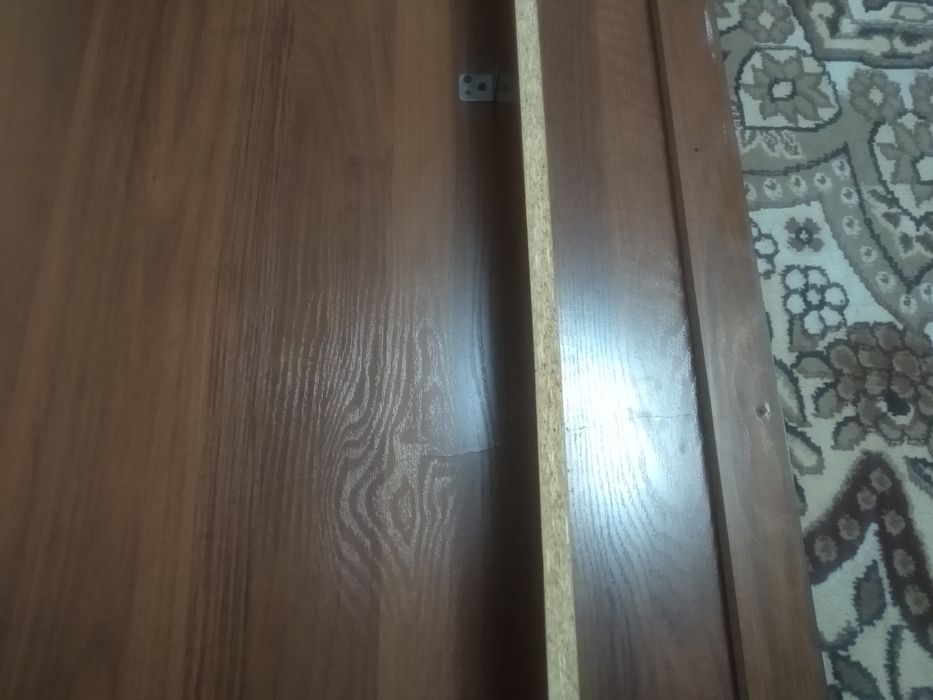 стол сотилади ..