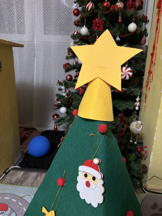 Bradulet din fetru cu decoratiuni