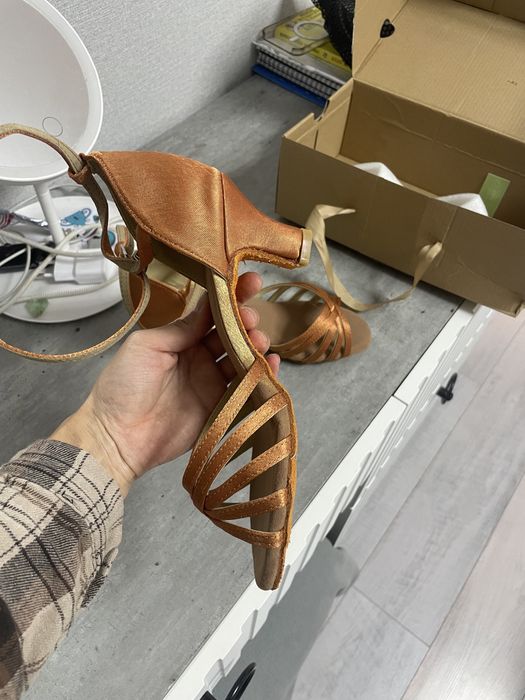 Продам новые бальные туфли