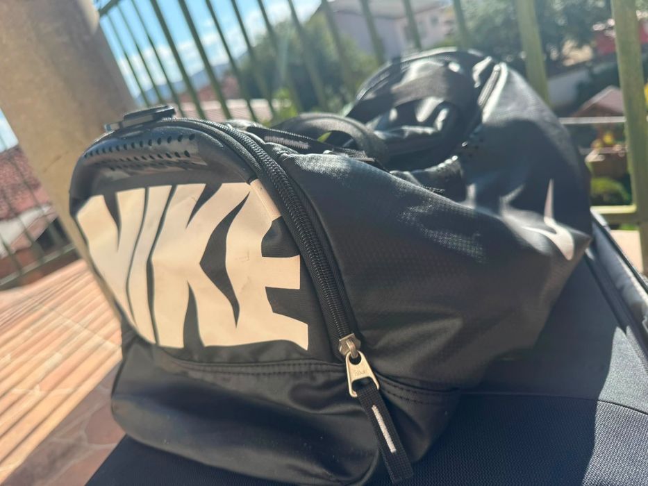Черен куфар Samsonite с подарък сак Nike
