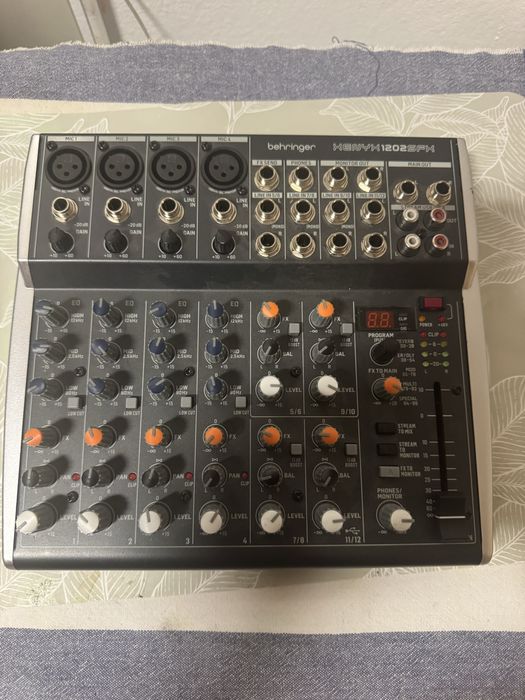 Microfoane fara fir AKG si un mixer Beringer