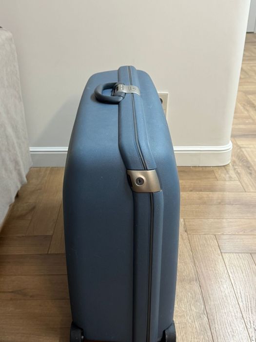 Продам прочный чемодан