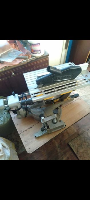 Продам Пилу Торцовочню  DeWALT  D27111
