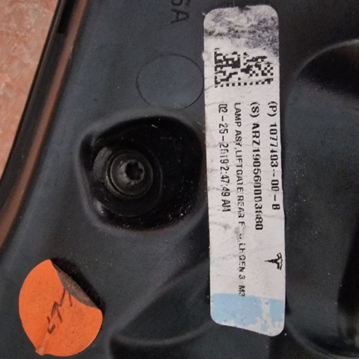 Tesla Model 3 Y  ляв стоп багажник