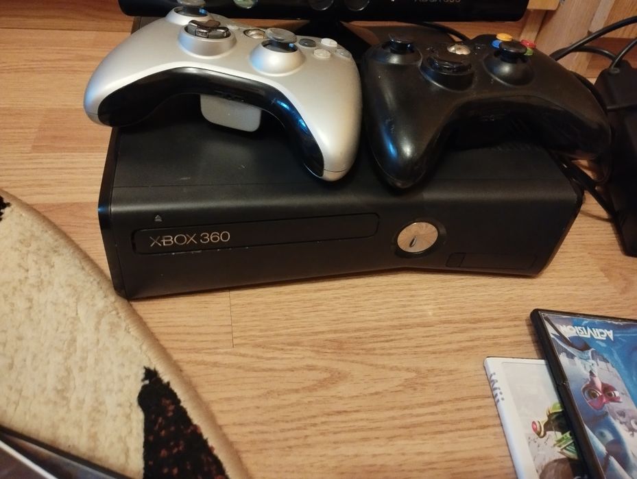 Vând  Xbox 360 Slim Modat