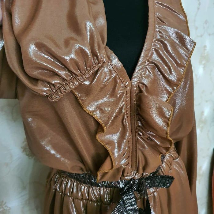 Rochie lunga lucioasă
