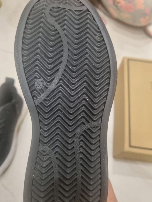 Продам кроссовки и боты