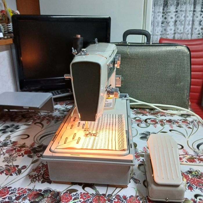 Masina de cusut VCTORIA ZICK ZACK în totalitate din metal