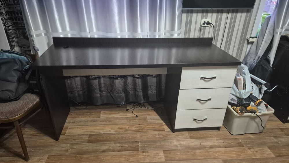 Стол компьютерный с выдвижными ящиками