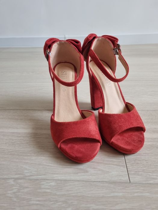 Продам босоножки