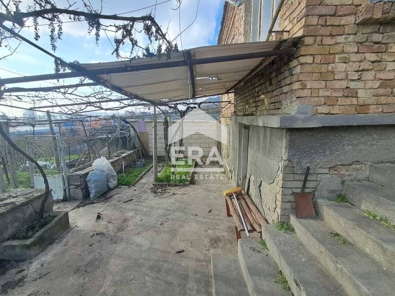 Едноетажна тухлена къща за продажба, с двор, в долната част на кв. Пов