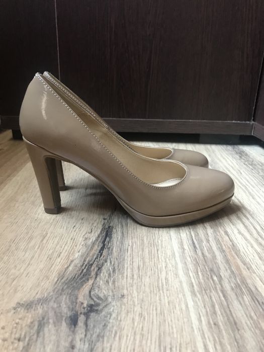 Vand pantofi  bej noi Minozzi marimea 36 toc 8 cm