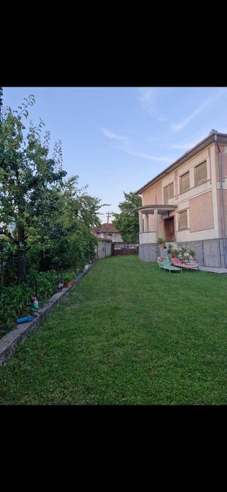 Casa de vanzare,7 dormitoare,2 bai,2 living,livada,incalzire centrala