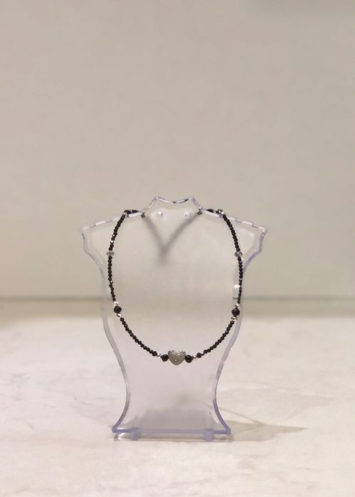 Колиета изработени с естествени камъчета, стъклени камъчета и мъниста