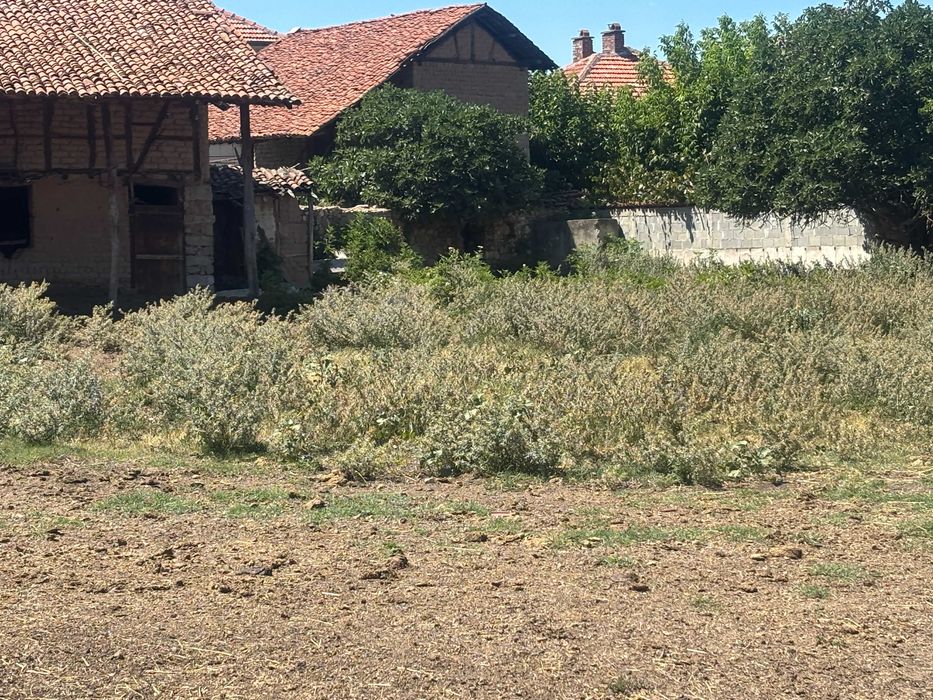 ПРОСТОРЕН ПАРЦЕЛ в центъра на с. Каравелово