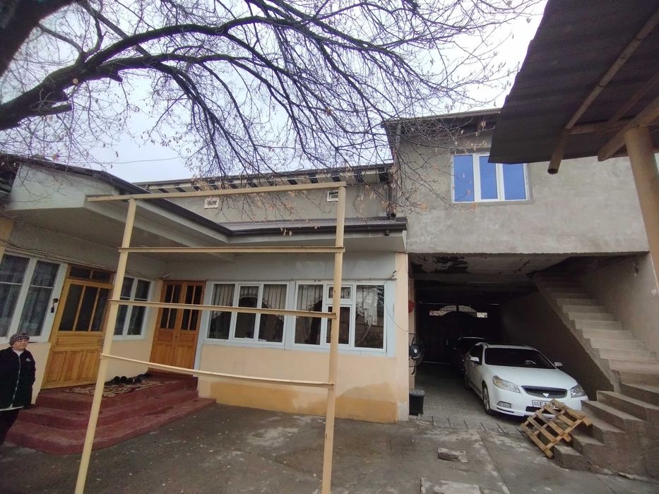 Сотилади Яшнабод ок уй 4.5сот 11 хона  фасад 15 метр нархи 130000 у.е