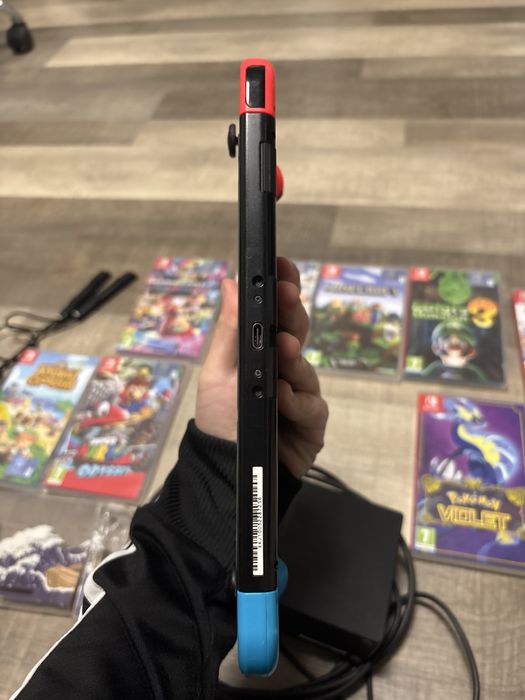 Vand nintendo switch+ accesori si 10 jocuri