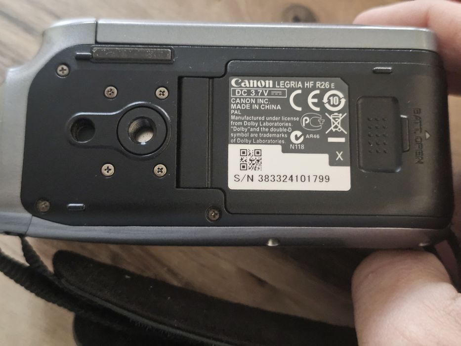 Canon LEGRIA HF R26 E + батерия + зарядно + чантичка