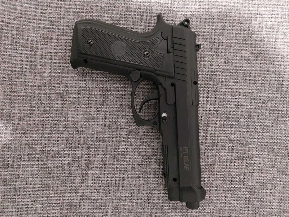 Pistol airsoft PT92 full metal