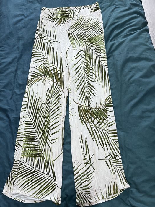 Pantaloni H&M cu imprimeu tropical