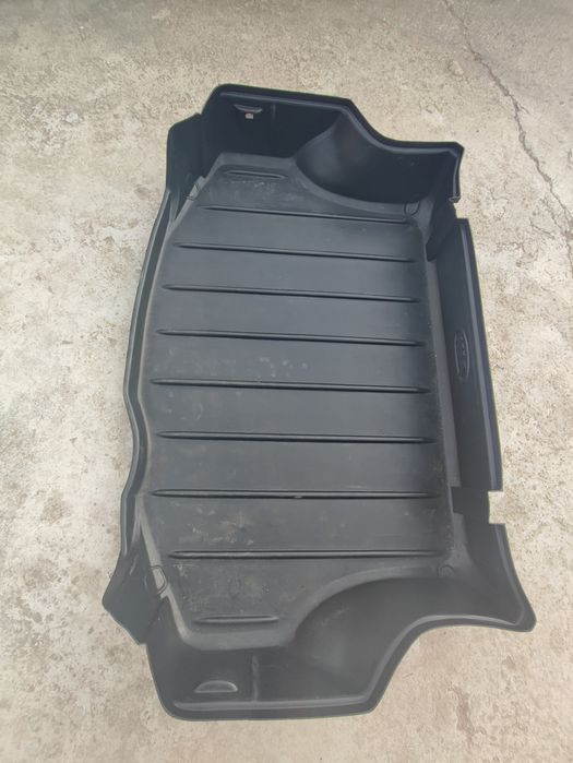 Стелка(кора) за багажник на Kia Sorento