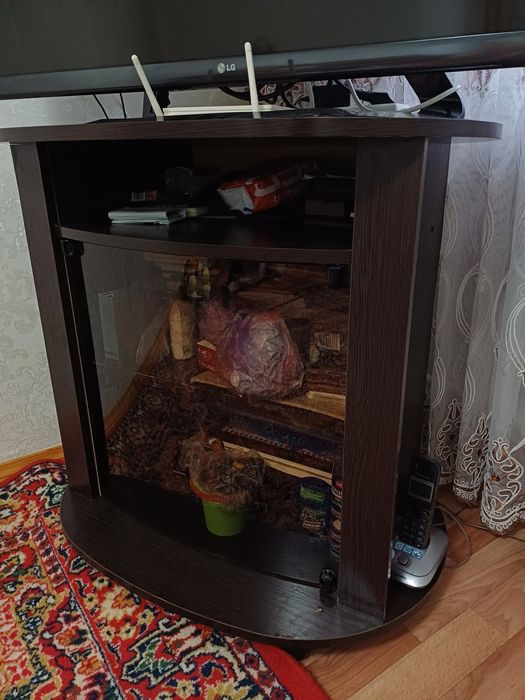 Продаётся стол компьютерный, тумба под ТВ.