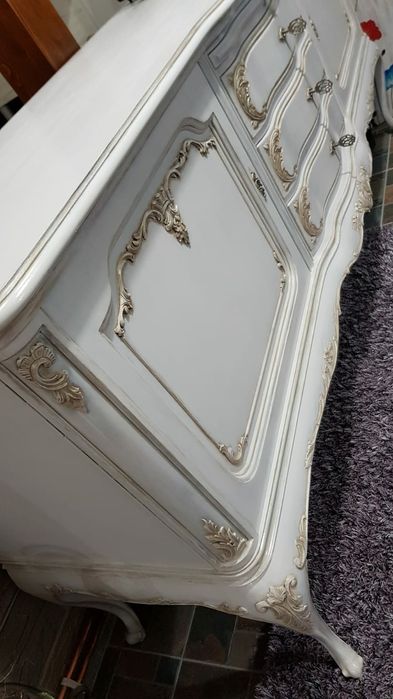 Mobilă veche reconditionată