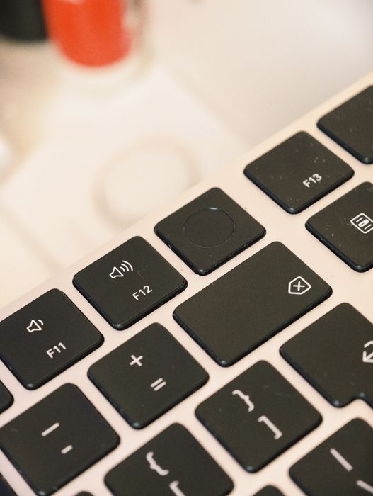 Vand Apple Magic Keyboard cu Touch ID și bloc numeric, taste negre garanție eMAG
