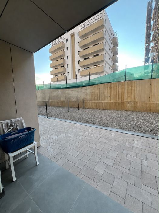 Apartament modern de inchiriat 2 camere, living cu bucatarie si dormitor, 58mp, curte, incalzire pardoseala, AC, dressing