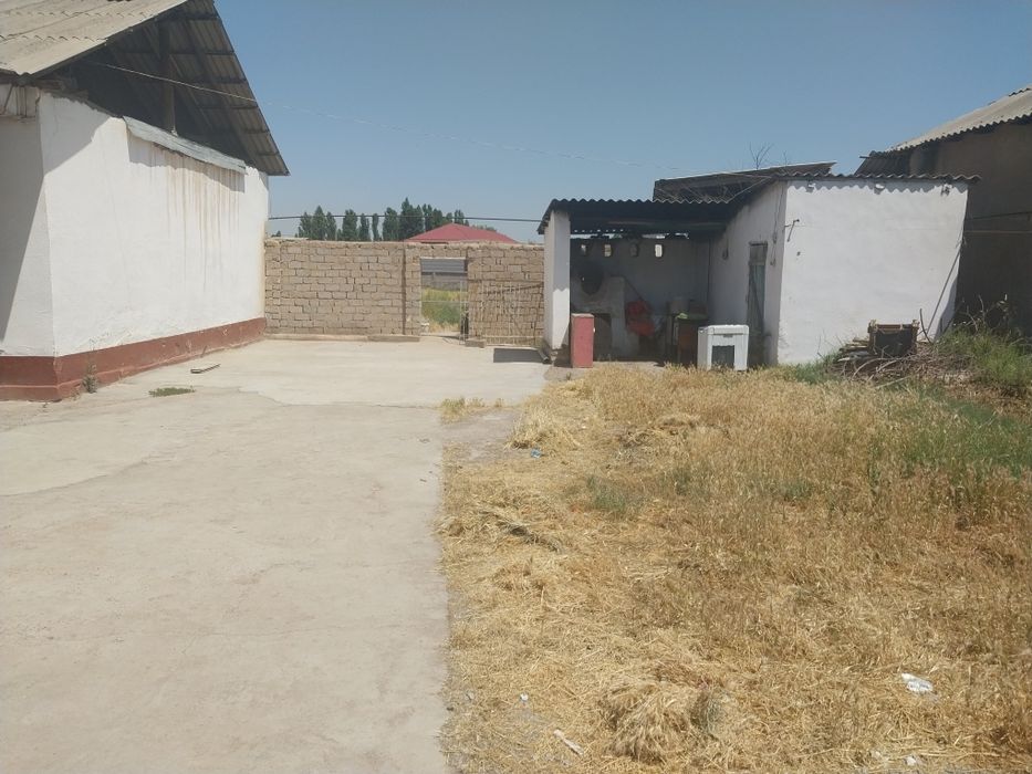 Uy sotiladi navesli 2 xonali banyasi bilan 4 sotix