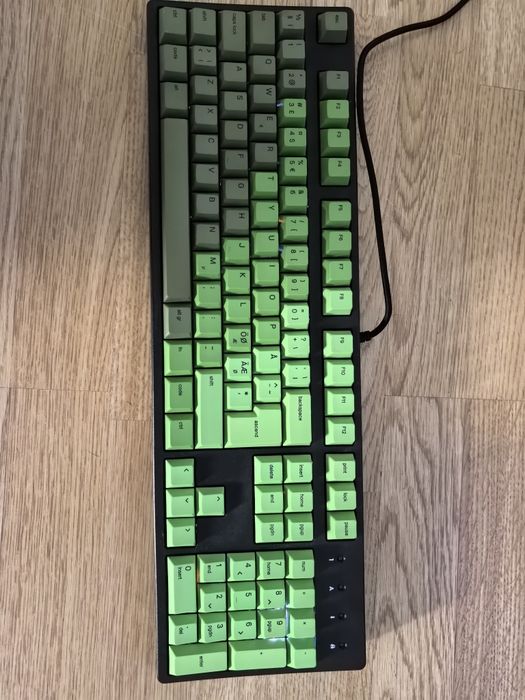 Tastatura mecanica gaming Svive Triton Black RGB
Tastatură mecanică gaming, iluminare RGB, format complet.
Funcționează impecabil, stare foarte bună.