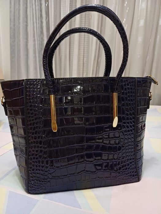 Стилна чанта, изключително красиво индигово синьо,удобно разпределение