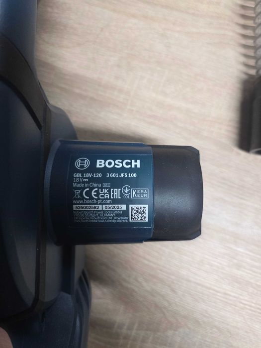 Suflantă pentru frunze pe acumulator Bosch Professional GBL 18V-120