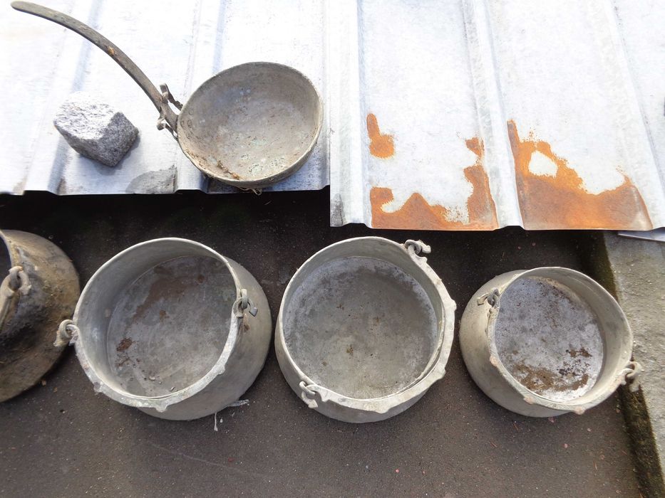 Стари медни котли и тава.