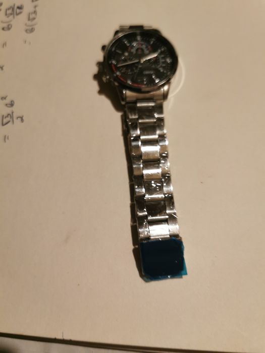 Часовник кварцов с метална каишка.