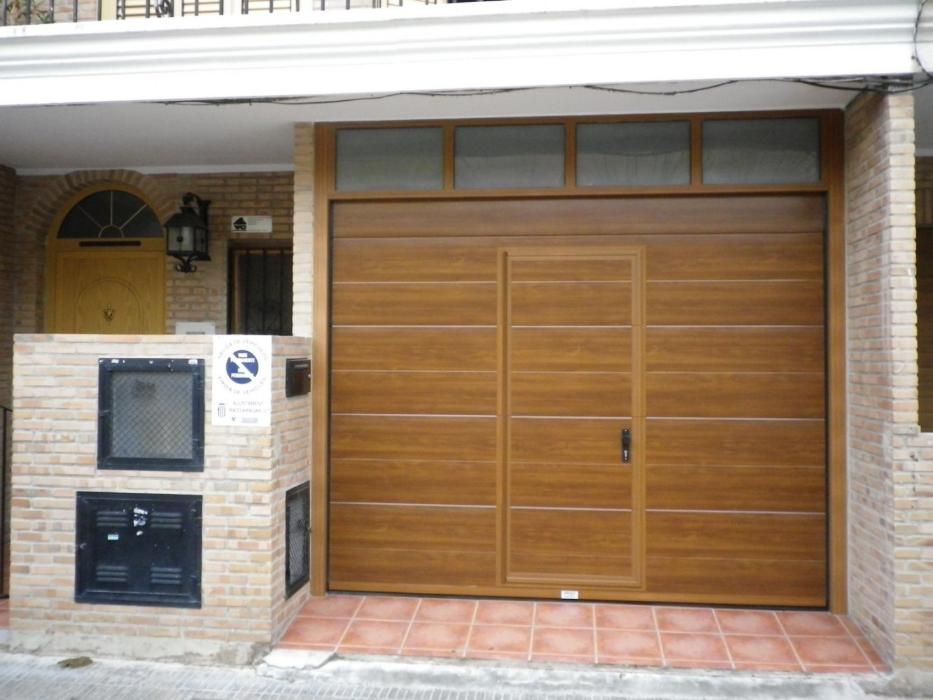 Гаражни секционни врати