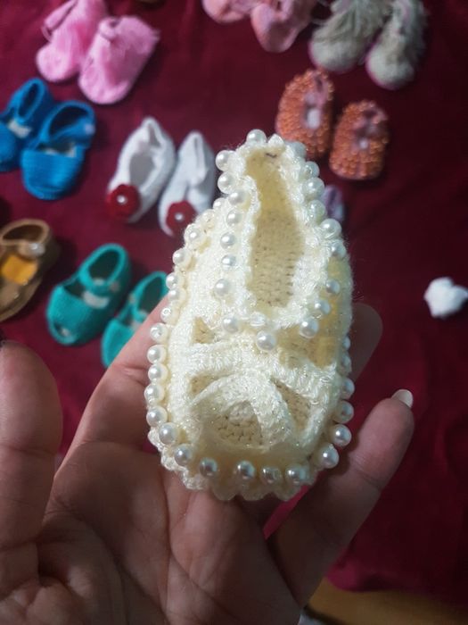 Caciulite si botosei bebe lucrate manual