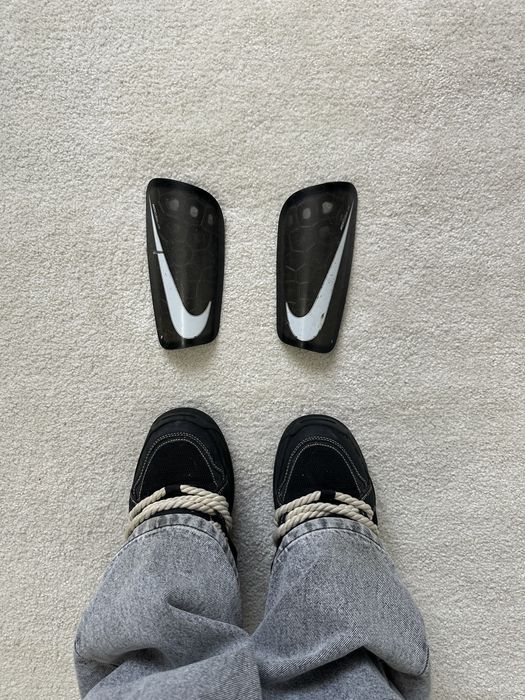 Apărători de tibie pentru fotbal marca Nike model Mercurial Lite.