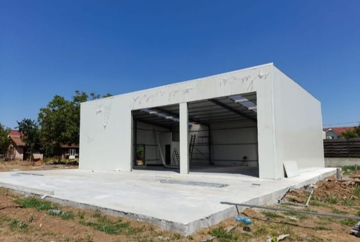 Vând hală metalică de pe stoc 10 m lățime cu 30 lungime cu tot cu montaj sau fără montaj Cum dorește clientul la super preț lucrăm fără avans
