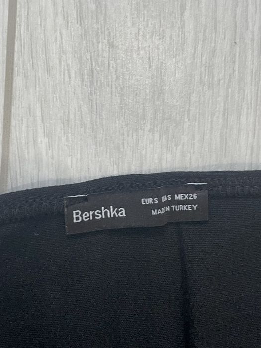 Черна мини рокля Bershka