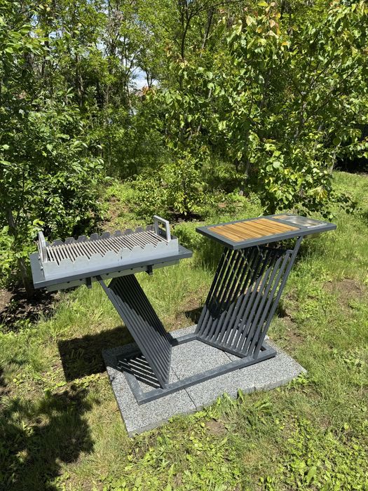 Gratar cu masa din lemn