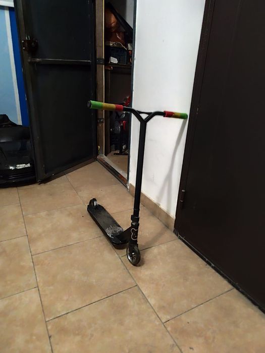 Продам самокат черный