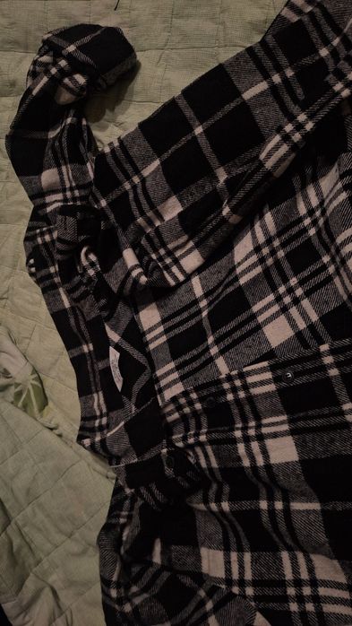 продам клетчатую чб рубашку теплую